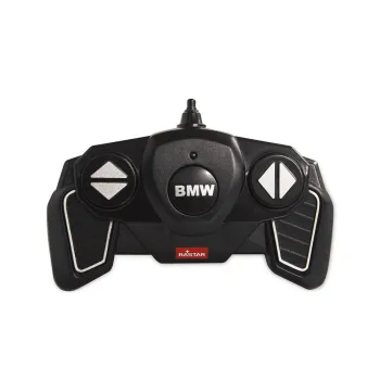 BMW M8 GTE po zamontowaniu naklejek, gotowy do jazdy zdalnej