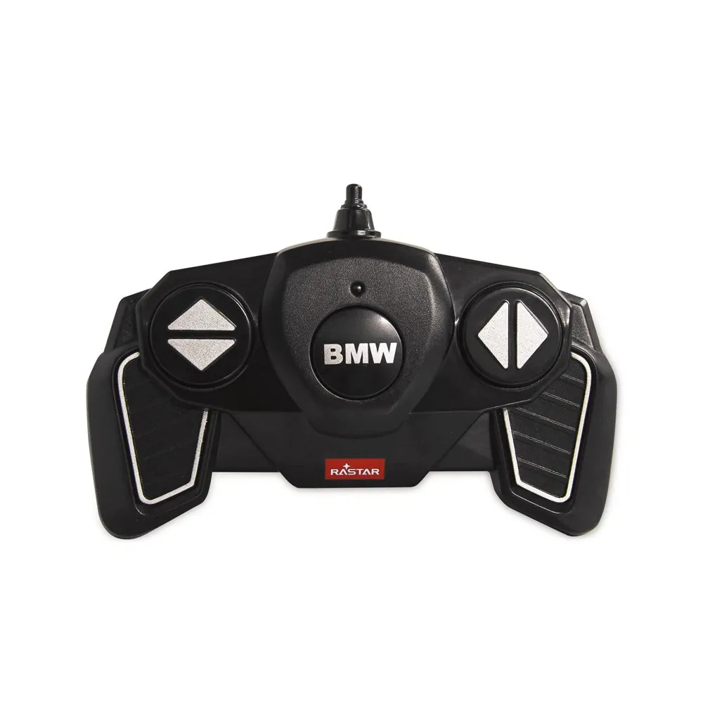 BMW M8 GTE po zamontowaniu naklejek, gotowy do jazdy zdalnej