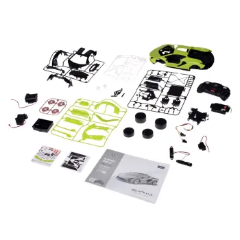 Pilot RC obok złożonego modelu Lamborghini Sian FKP37