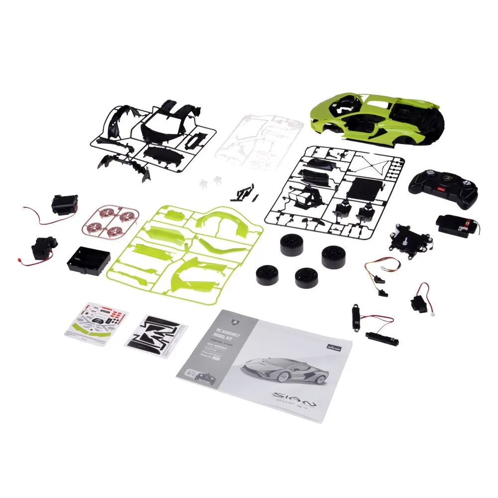 Pilot RC obok złożonego modelu Lamborghini Sian FKP37