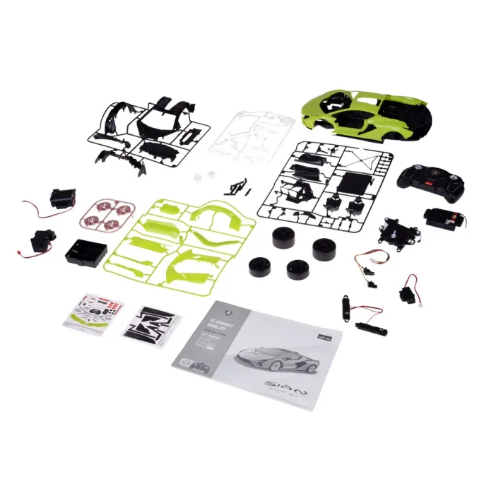 Pilot RC obok złożonego modelu Lamborghini Sian FKP37