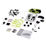 Pilot RC obok złożonego modelu Lamborghini Sian FKP37