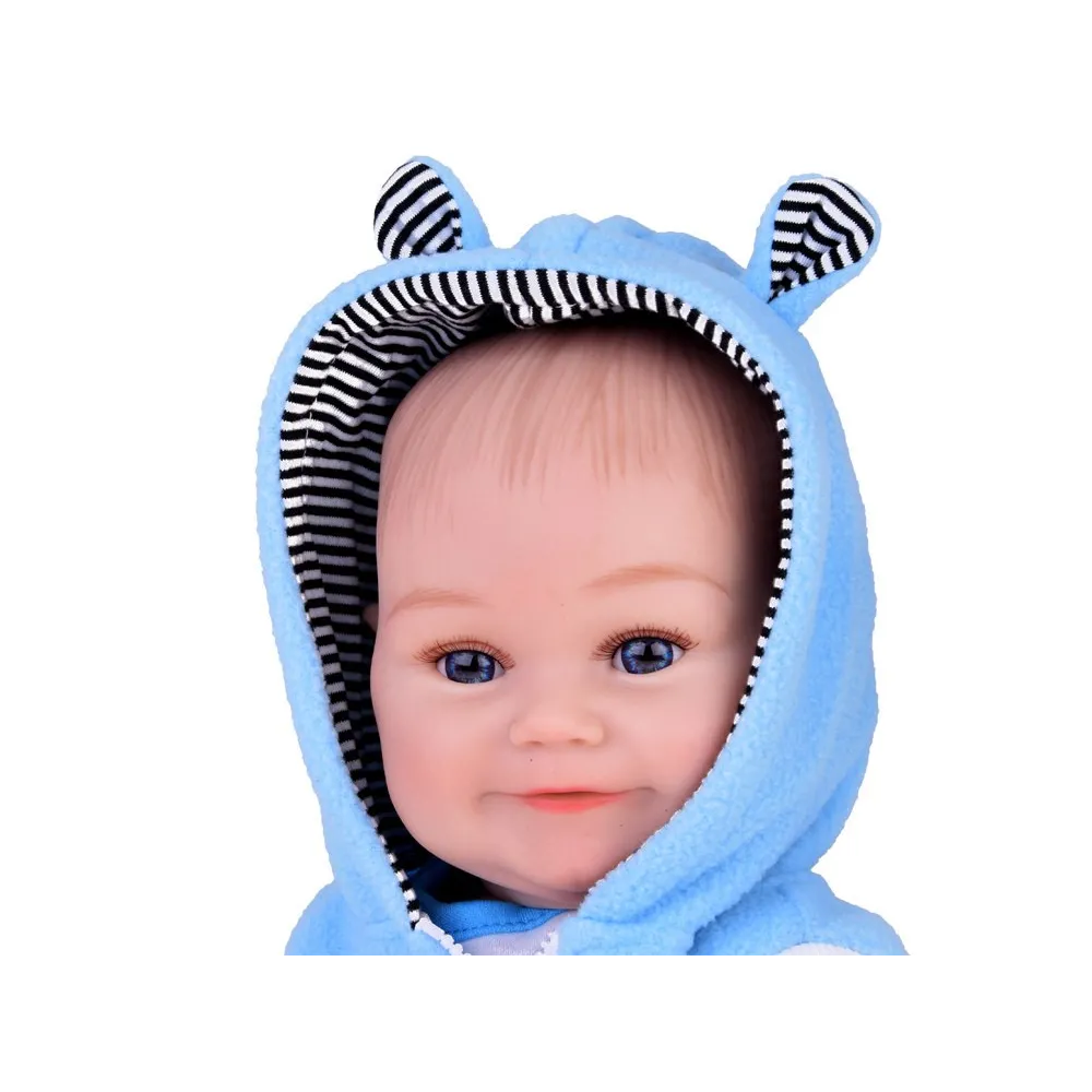 Lalka chłopiec śmieje się podczas zabawy na miękkiej powierzchni