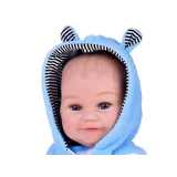 Lalka chłopiec śmieje się podczas zabawy na miękkiej powierzchni