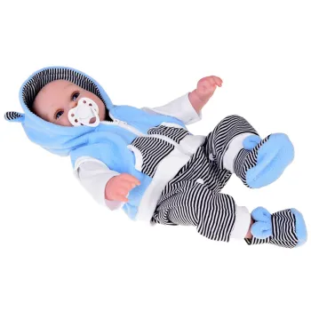 Widok lalki chłopca podczas przytulania