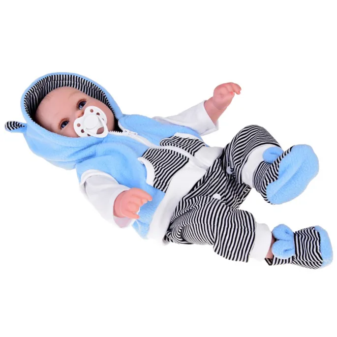 Widok lalki chłopca podczas przytulania