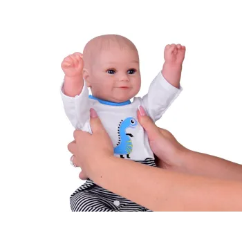 Detail brzuszka i ruchomych rączek lalki bobasa chłopca