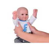 Detail brzuszka i ruchomych rączek lalki bobasa chłopca