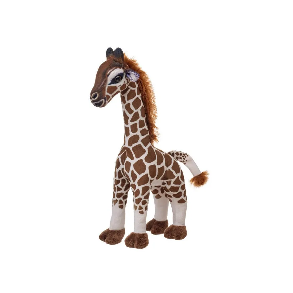 Pluszowa żyrafa o realistycznym wyglądzie stojąca na białym tle