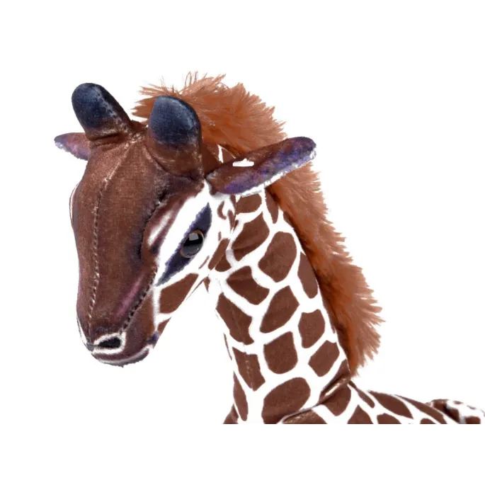 Detal twarzy maskotki żyrafy z błyszczącymi oczkami