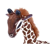 Detal twarzy maskotki żyrafy z błyszczącymi oczkami