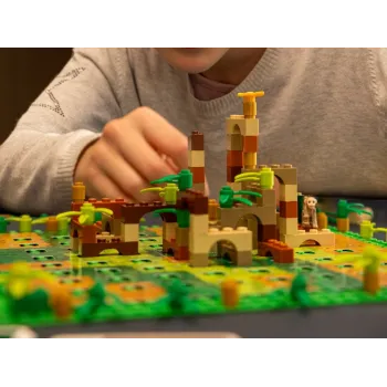 Zbliżenie na płytkę konstrukcyjną LEGO 32x32 w zestawie do gry