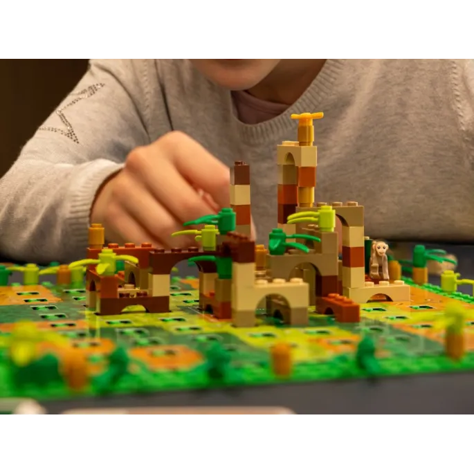 Zbliżenie na płytkę konstrukcyjną LEGO 32x32 w zestawie do gry