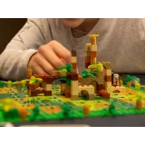 Zbliżenie na płytkę konstrukcyjną LEGO 32x32 w zestawie do gry