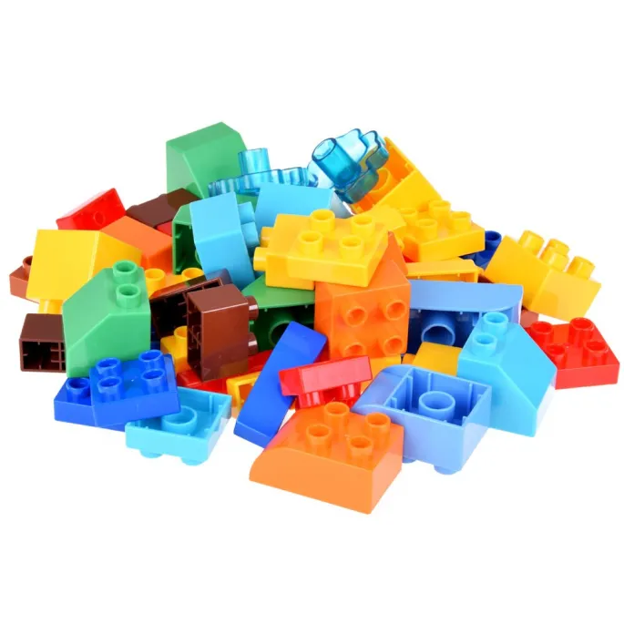 krzesełko z oparciem w kształcie słoneczka przy stoliku