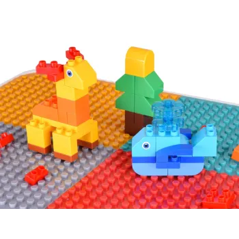 kieszenie na blacie do przechowywania klocków czy kredek