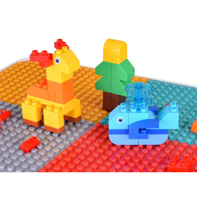 kieszenie na blacie do przechowywania klocków czy kredek