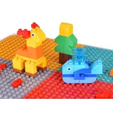 kieszenie na blacie do przechowywania klocków czy kredek