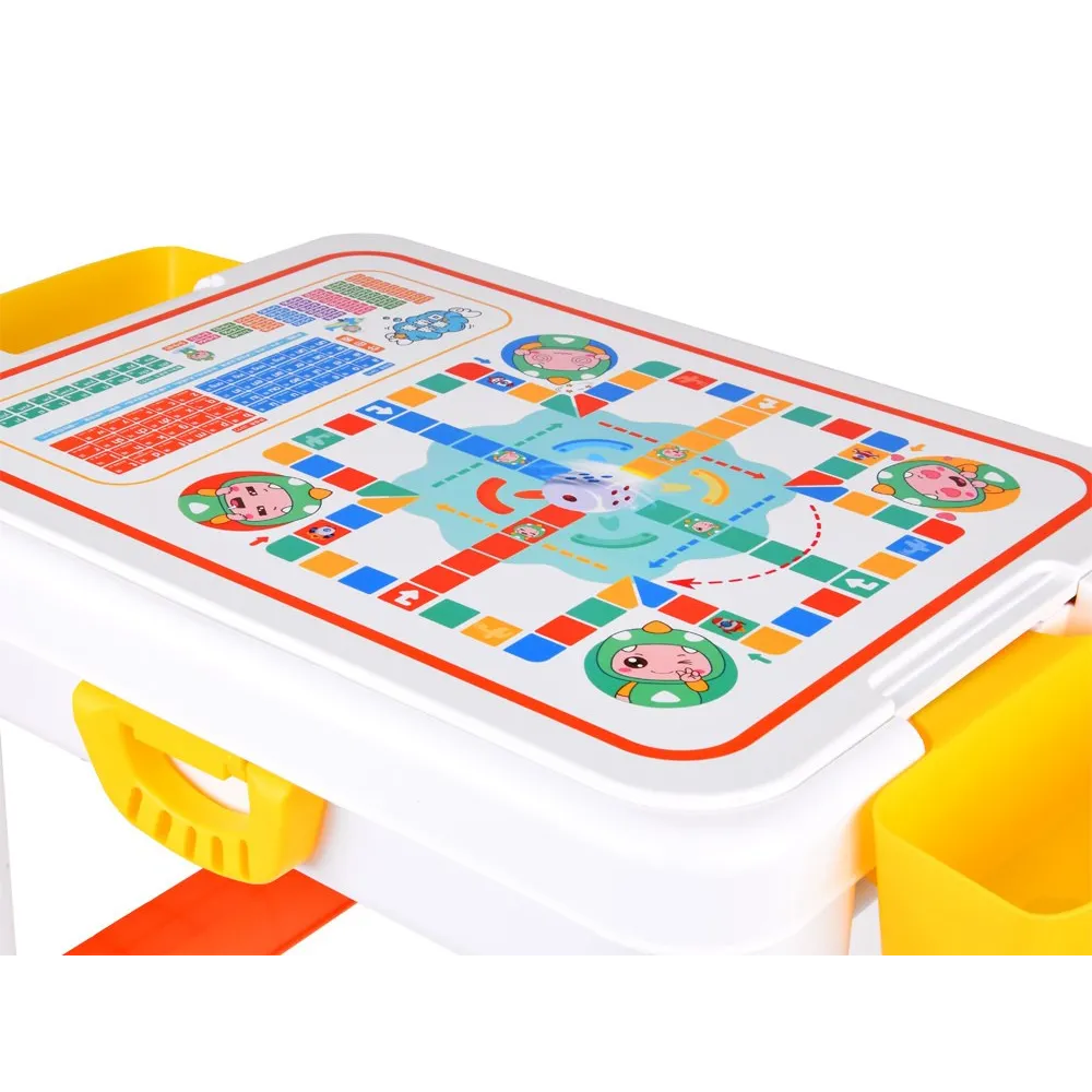 antypoślizgowe nóżki krzesełka i stolika zapewniające stabilność