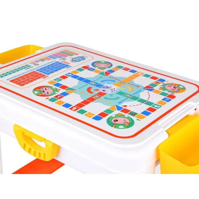 antypoślizgowe nóżki krzesełka i stolika zapewniające stabilność