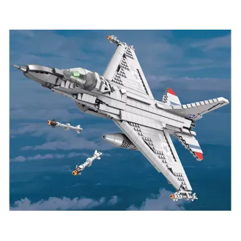 Fragment kokpitu i unikalnej dyszy ogonowej repliki myśliwca