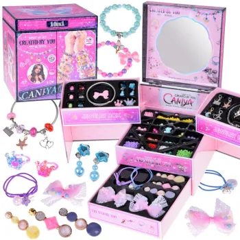 rozłożona szkatułka z kolorowymi koralikami i ozdobami do włosów