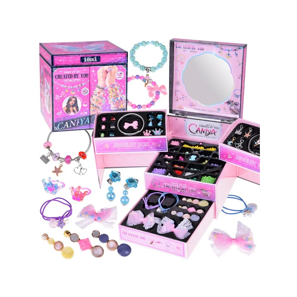 rozłożona szkatułka z kolorowymi koralikami i ozdobami do włosów