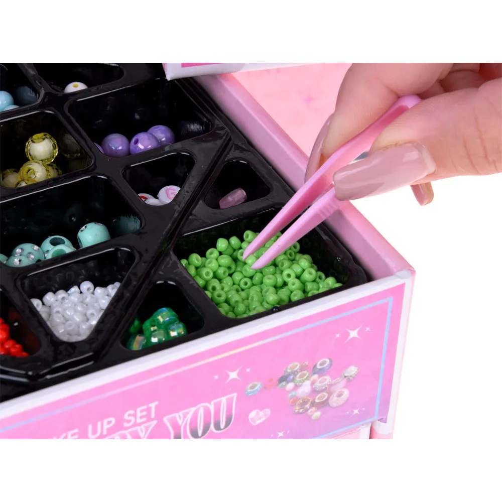 trzypoziomowa szkatułka z różnorodnymi przegródkami