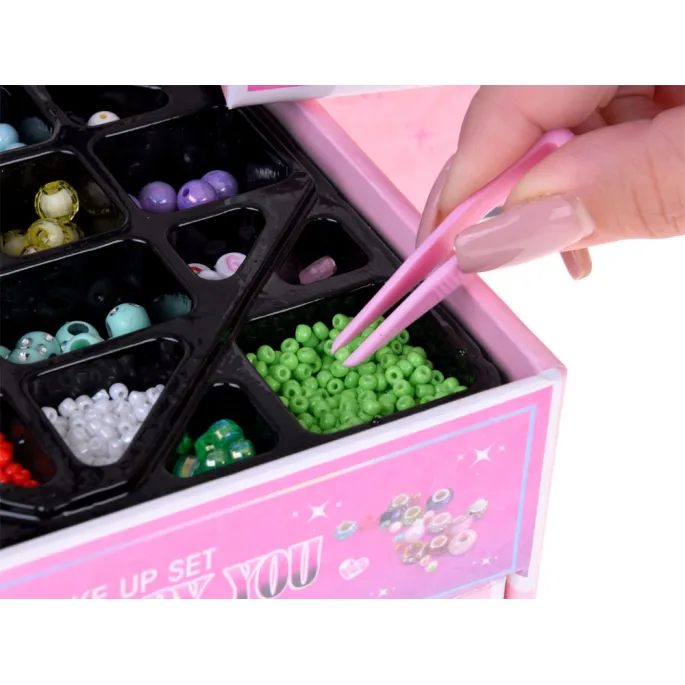 trzypoziomowa szkatułka z różnorodnymi przegródkami