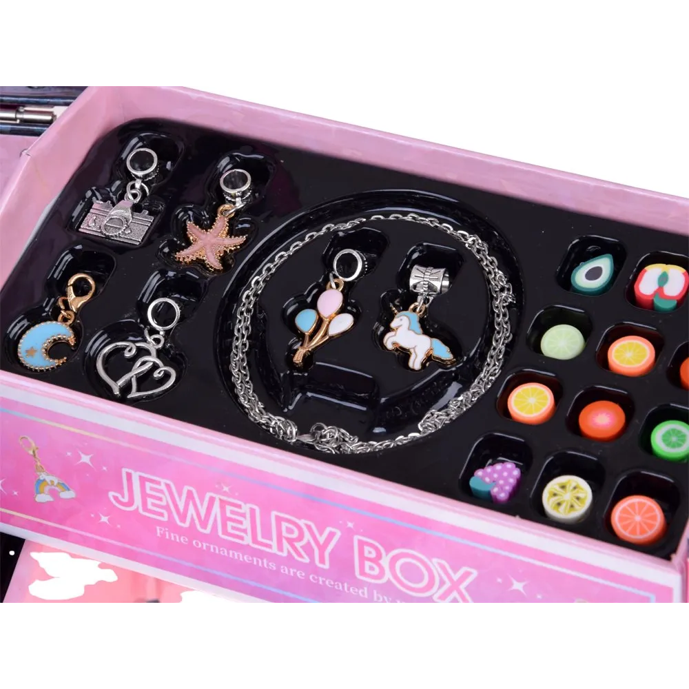 lusterko w szkatułce obok akcesoriów do stylizacji włosów