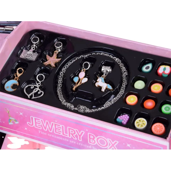 lusterko w szkatułce obok akcesoriów do stylizacji włosów