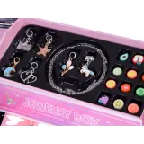 lusterko w szkatułce obok akcesoriów do stylizacji włosów