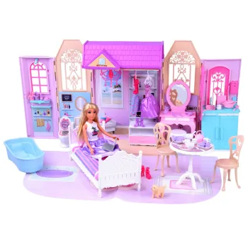 lalka anlily stojąca obok domku w pastelowych kolorach