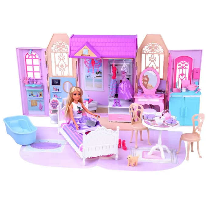 lalka anlily stojąca obok domku w pastelowych kolorach