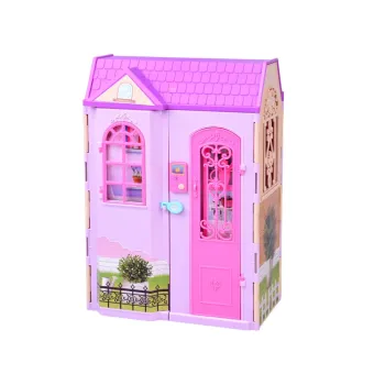 zbliżenie na akcesoria i mebelki w domku dla lalki