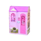 zbliżenie na akcesoria i mebelki w domku dla lalki