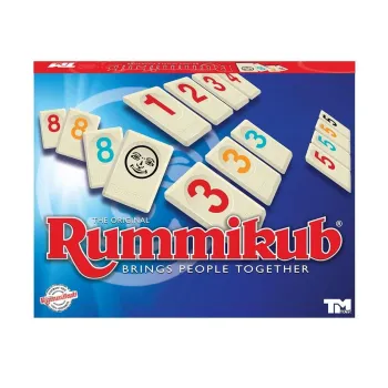 Pudełko gry Rummikub i zestaw płytek z cyframi przygotowanych do rozgrywki