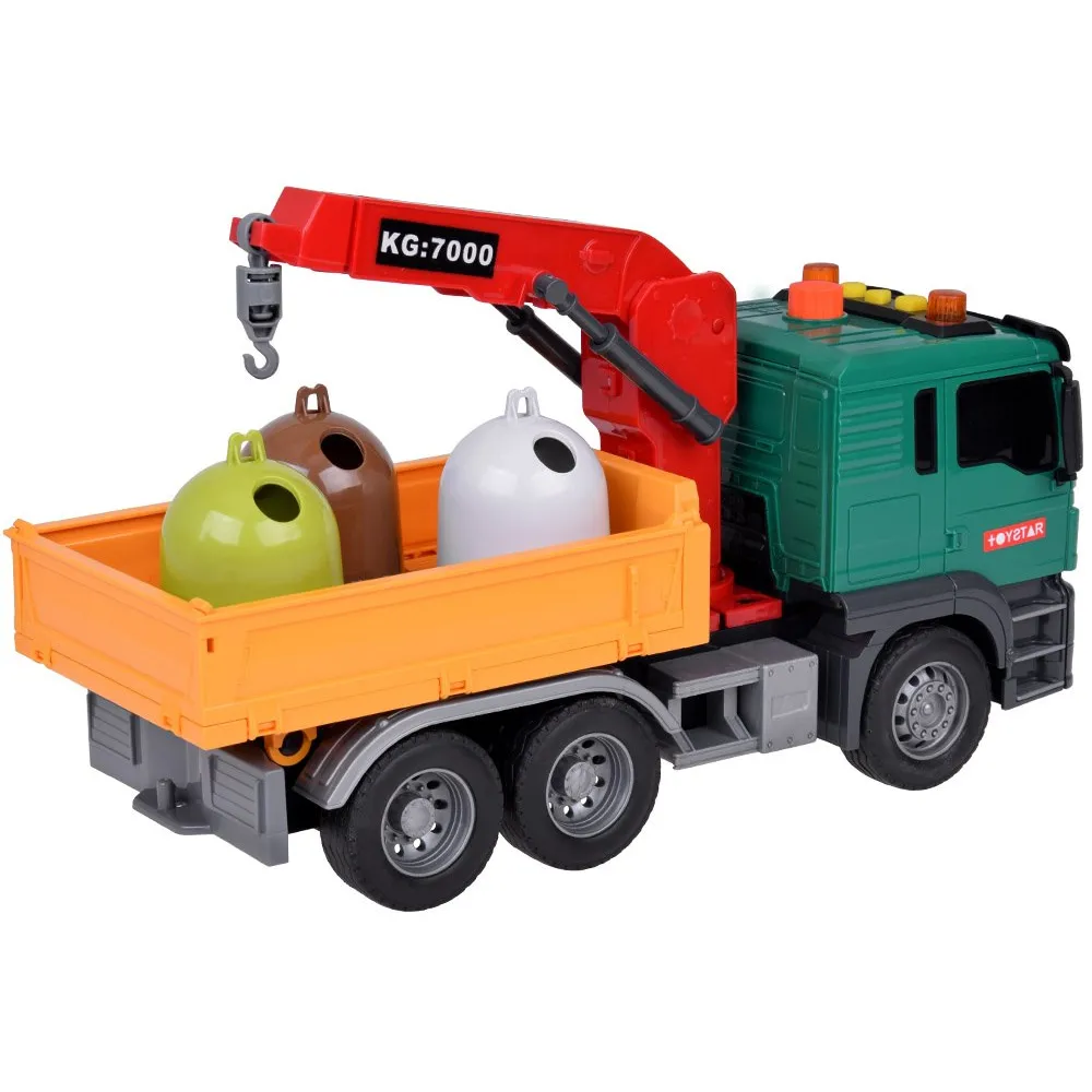 Kosze na śmieci z otwieranymi pokrywami obok ciężarówki