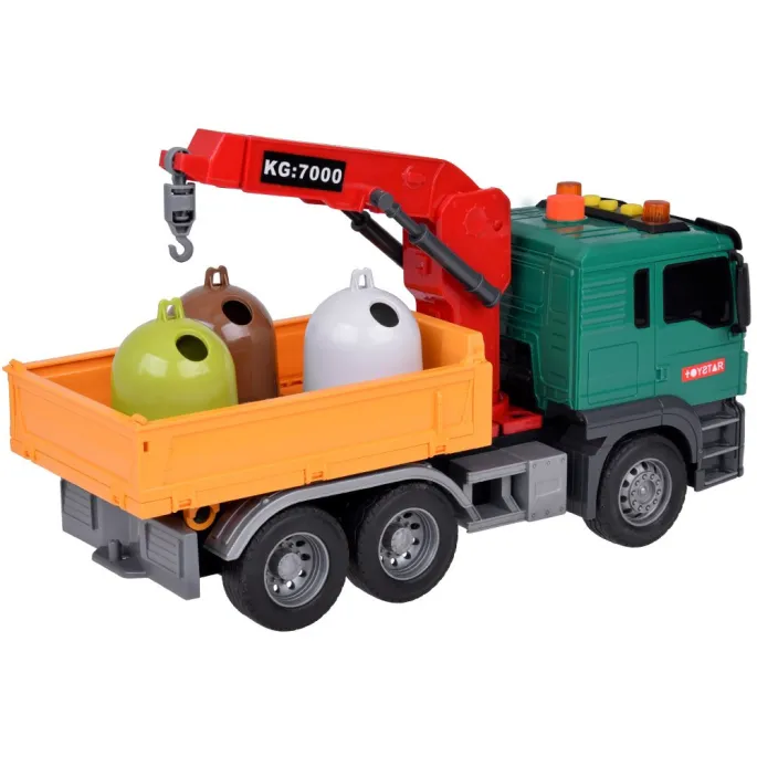 Kosze na śmieci z otwieranymi pokrywami obok ciężarówki