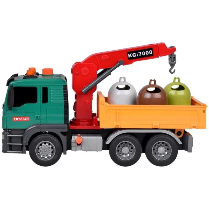 Samochód śmieciarka podczas rozładunku z podniesioną platformą