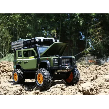 widok na przód samochodu z otwartą maską