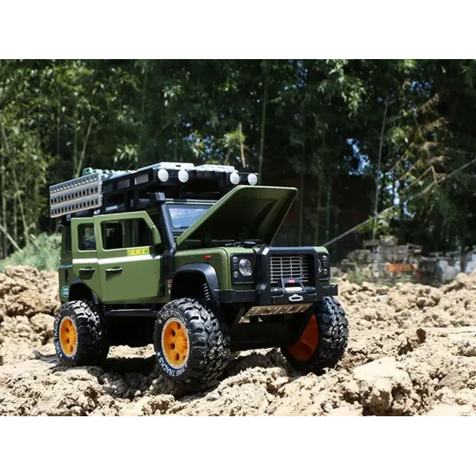 widok na przód samochodu z otwartą maską