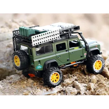 otwarte tylne drzwi samochodu terenowego z bagażem