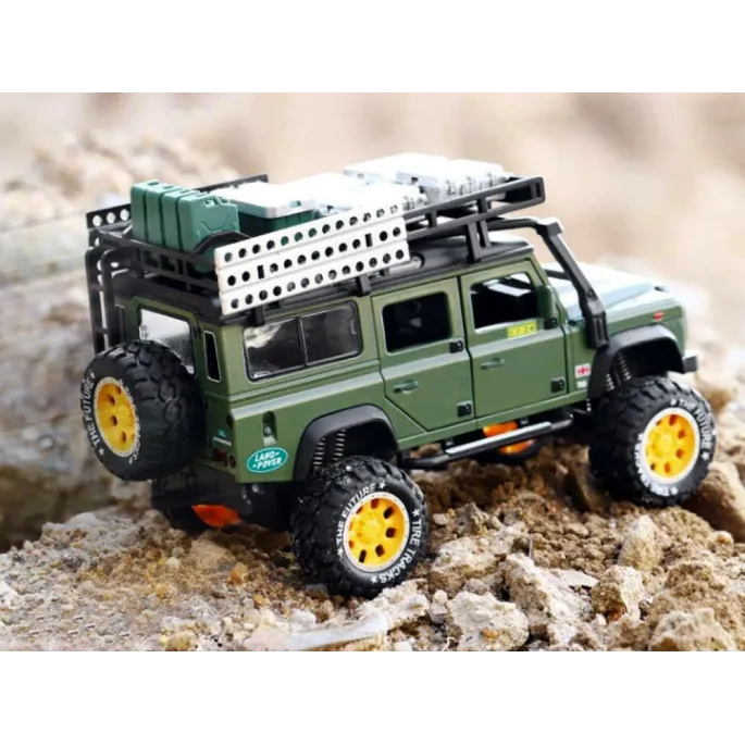 otwarte tylne drzwi samochodu terenowego z bagażem