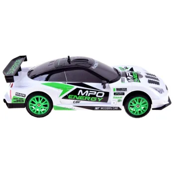 auto rc na domowym torze z pachołkami