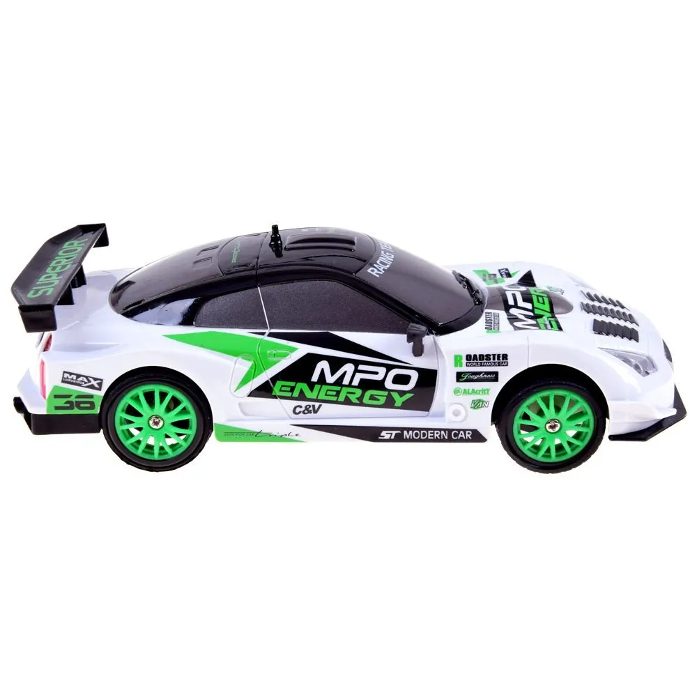 auto rc na domowym torze z pachołkami