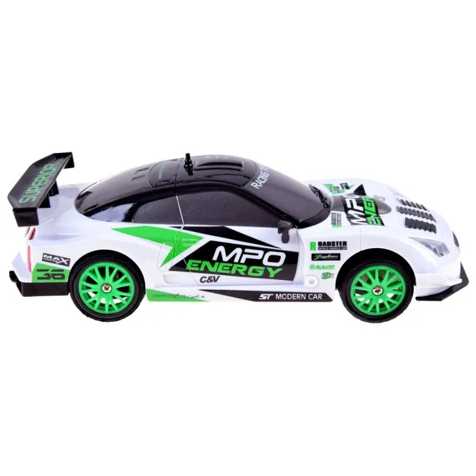 auto rc na domowym torze z pachołkami