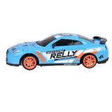 samochód rc do driftu z zapasowymi kołami obok pojazdu