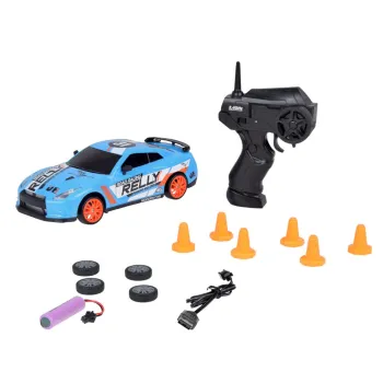 widok z przodu auta zdalnie sterowanego do driftu wraz z pachołkami