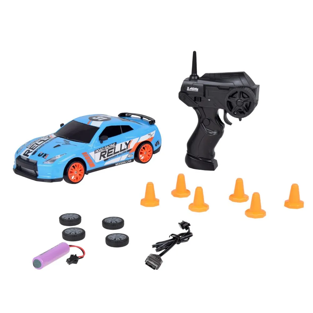 widok z przodu auta zdalnie sterowanego do driftu wraz z pachołkami